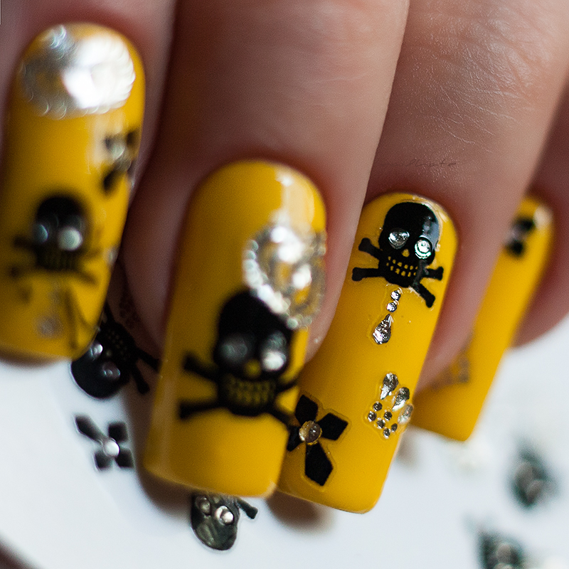маникюр с наклейками фото, маникюр с наклейками черепа, как сделать красивый маникюр с наклейками дома